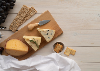 В Рязани сожгли 22 килограмма санкционного сыра из Европы