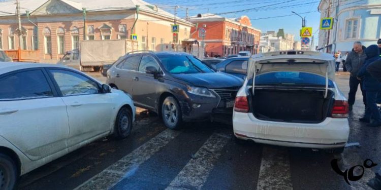 В Сети появились фото с места массового ДТП в центре Рязани