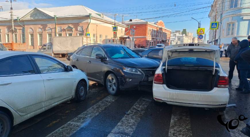 В Сети появились фото с места массового ДТП в центре Рязани