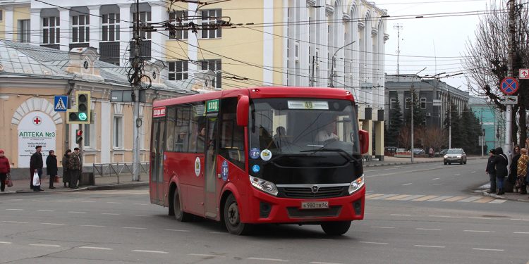 Водитель рязанской маршрутки №49 играл за рулем в пасьянс на телефоне