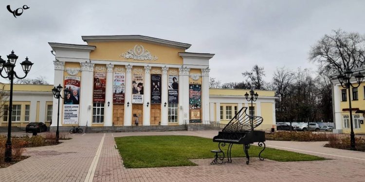 На площади перед рязанской филармонией выступил Тысячный сводный хор На площади перед рязанской филармонией выступил Тысячный сводный хор