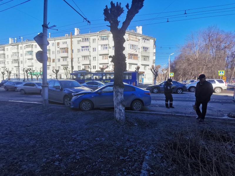 На улице Циолковского столкнулись три легковушки. Есть пострадавшие