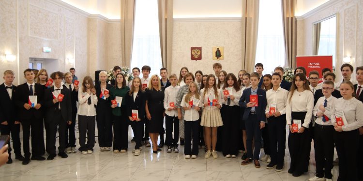 Более 40 рязанских школьников впервые получили паспорта