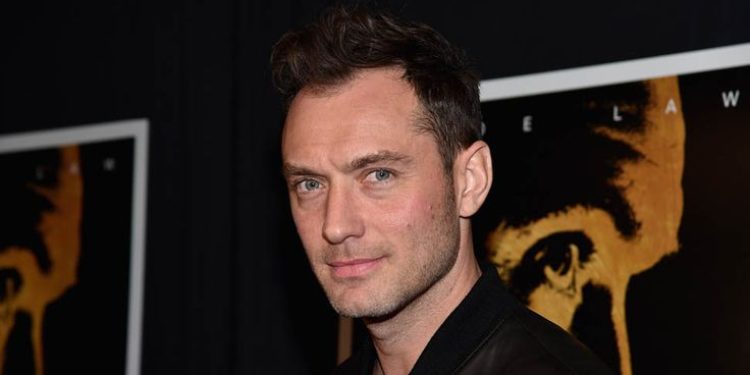 Британский актер Джуд Лоу сыграет молодого Путина в фильме по книге "Кремлевский волшебник" Британский актер Джуд Лоу сыграет молодого Путина в фильме по книге «Кремлевский волшебник»