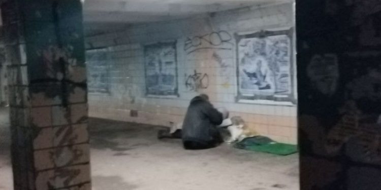 Рязанцы засняли в подземном переходе у «Барса на Московском» бездомных