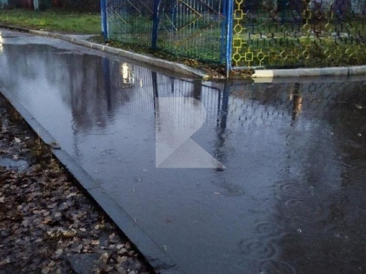 Рязанка пожаловалась на затопленную дорогу, ведущую к детсаду №104
