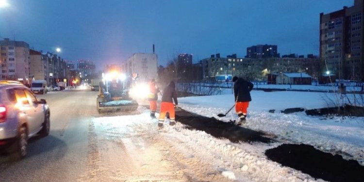 Рязанец возмутился укладкой асфальта дорожниками в снег