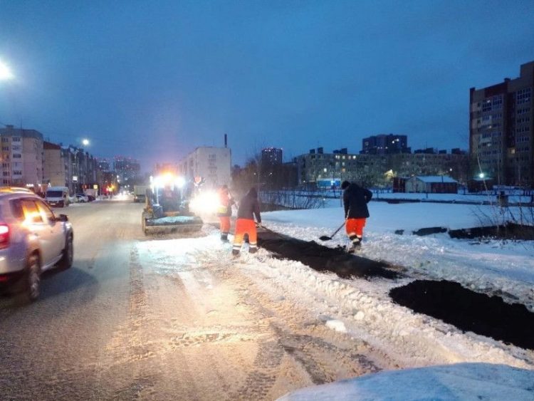 Рязанец возмутился укладкой асфальта дорожниками в снег