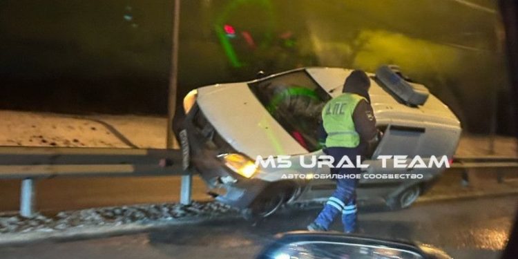 Около рязанского Рыбного водитель легковушки врезался в отбойник Около рязанского Рыбного водитель легковушки врезался в отбойник