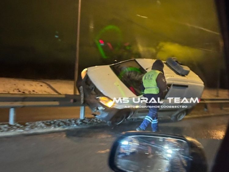 Около рязанского Рыбного водитель легковушки врезался в отбойник