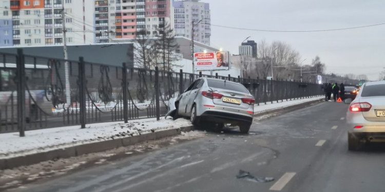 На Московском шоссе водитель легковушки врезался в барьерное ограждение