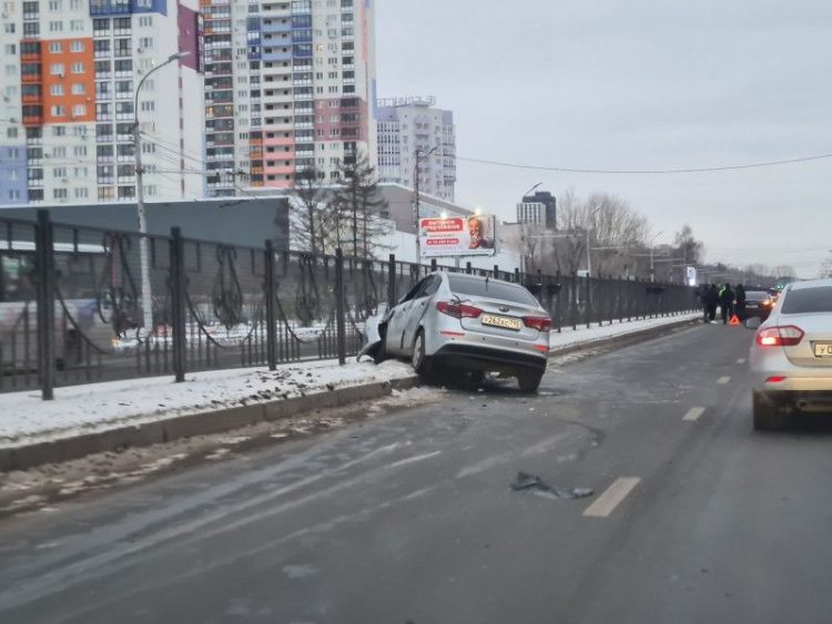 На Московском шоссе водитель легковушки врезался в барьерное ограждение