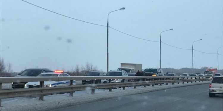 На Северной окружной столкнулись три легковушки, на дороге образовалась пробка