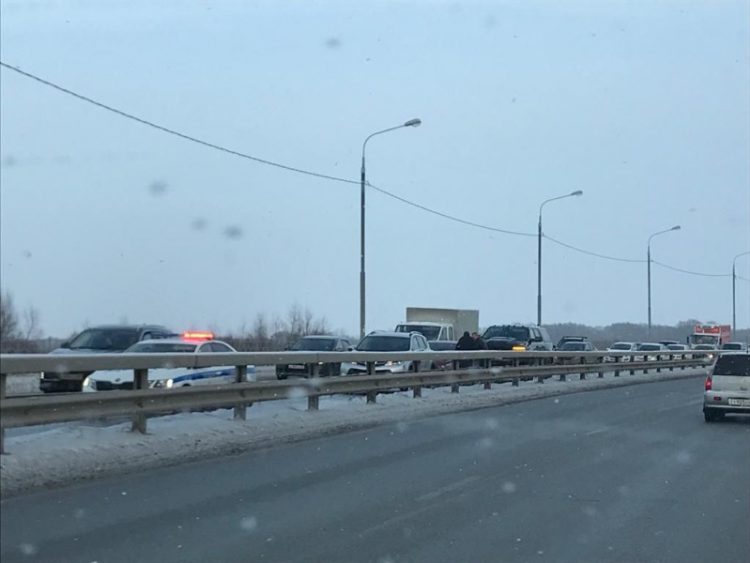 На Северной окружной столкнулись три легковушки, на дороге образовалась пробка