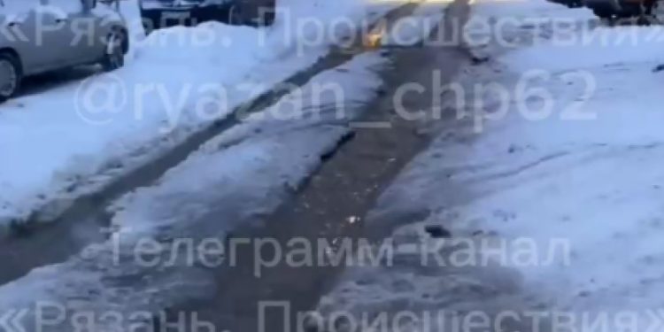Около рязанского детского сада №112 затопило дорогу