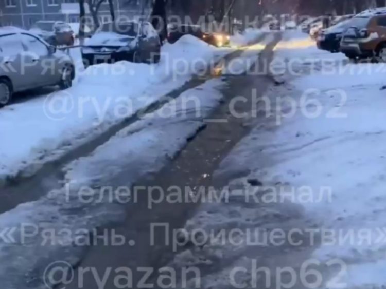 Около рязанского детского сада №112 затопило дорогу