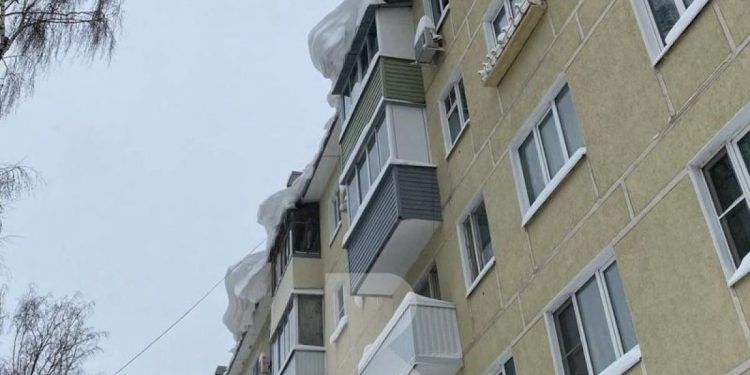 Горожане пожаловались на свисающие с крыш домов сугробы на улице Ленинского Комсомола Горожане пожаловались на свисающие с крыш домов сугробы на улице Ленинского Комсомола