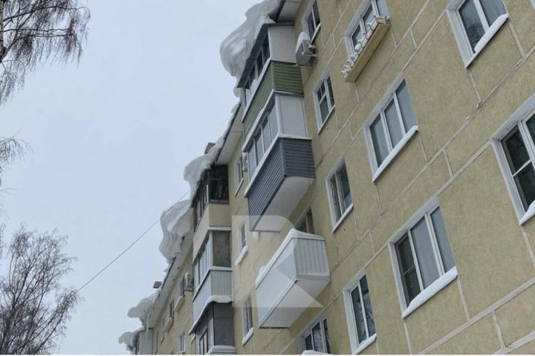 Горожане пожаловались на свисающие с крыш домов сугробы на улице Ленинского Комсомола