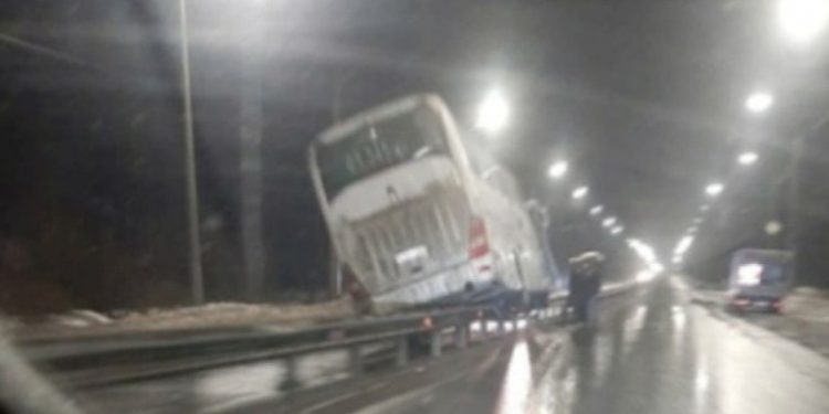 В Рязанской области водитель рейсового автобуса врезался в барьерное ограждение