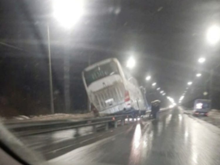 В Рязанской области водитель рейсового автобуса врезался в барьерное ограждение