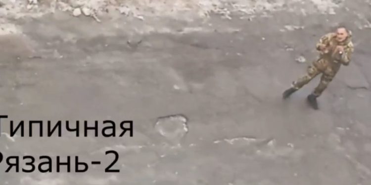 В Рязани запечатлели мужчину в камуфляже, просившего о помощи