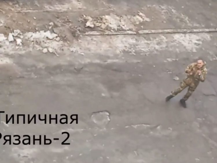 В Рязани запечатлели мужчину в камуфляже, просившего о помощи