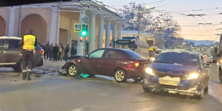 Возле рязанской филармонии произошло серьезное ДТП 25 декабря