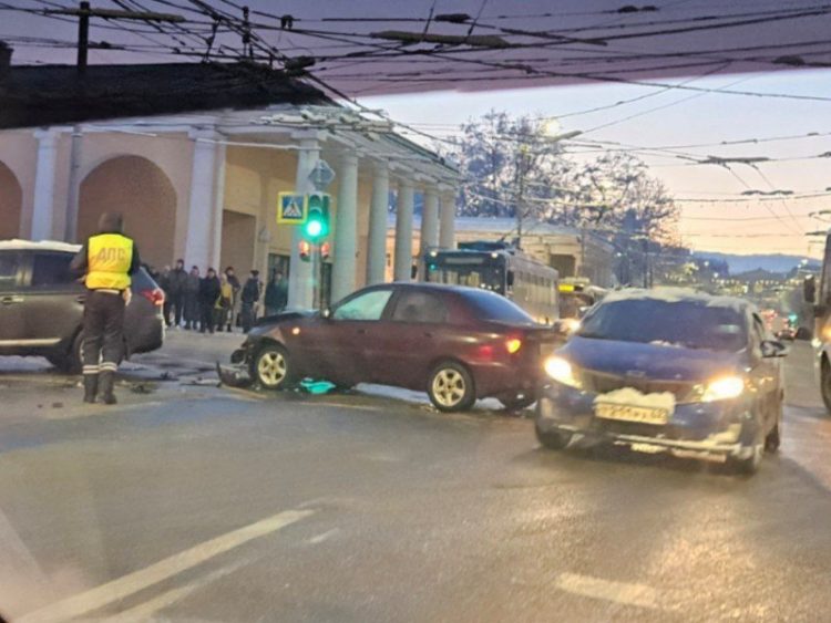 Возле рязанской филармонии произошло серьезное ДТП 25 декабря