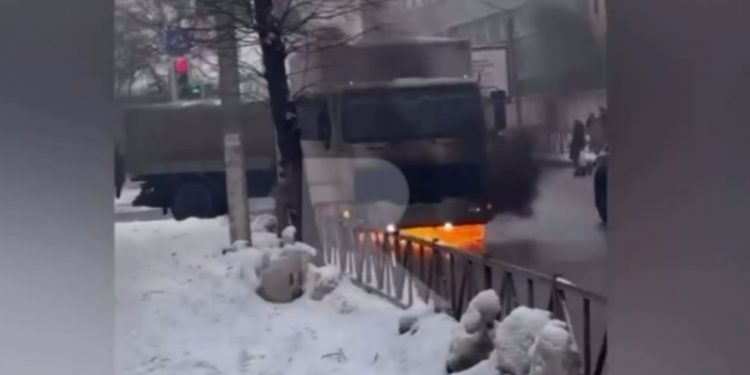 На улице Каширина загорелся грузовик