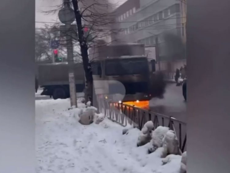 На улице Каширина загорелся грузовик