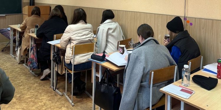 Студенты РГУ имени Есенина сидят на парах в куртках