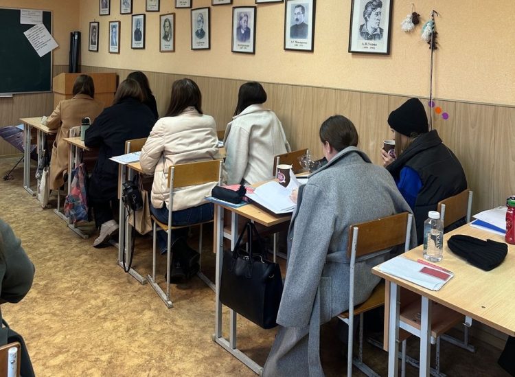 Студенты РГУ имени Есенина сидят на парах в куртках