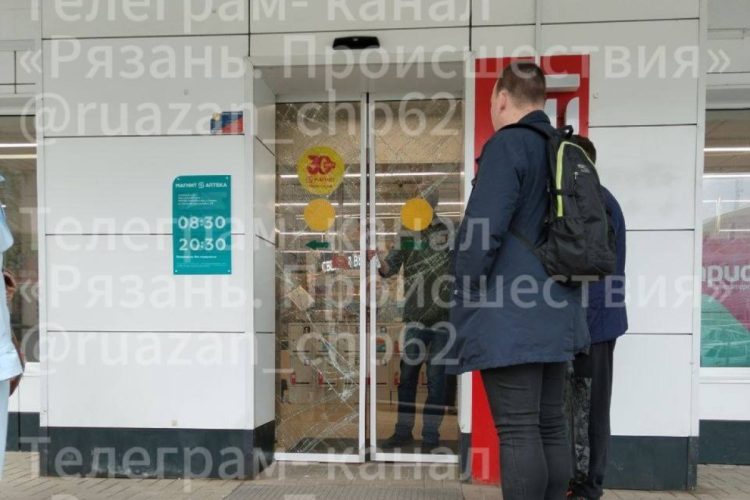 В рязанском Недостоеве неизвестные разбили дверь магазина "Магнит"