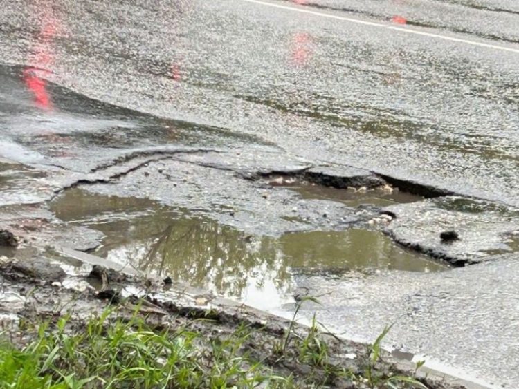 Рязанцы пожаловались на ямы на дороге после ремонта на улице Октябрьской