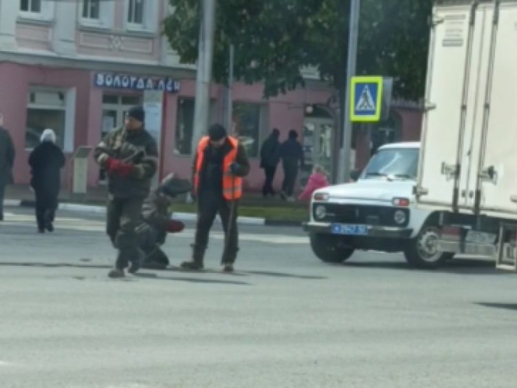 На рязанской площади Ленина заваривают люки