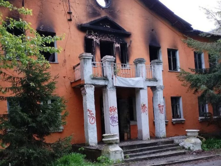 В рязанском микрорайоне Строитель сгорел нежилой дом