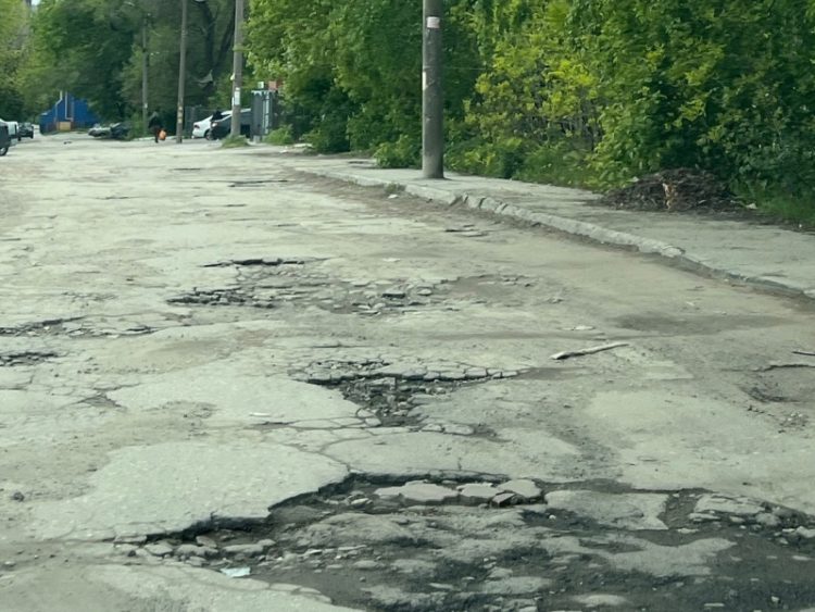 Рязанцев возмутила разбитая дорога на проезде Островского