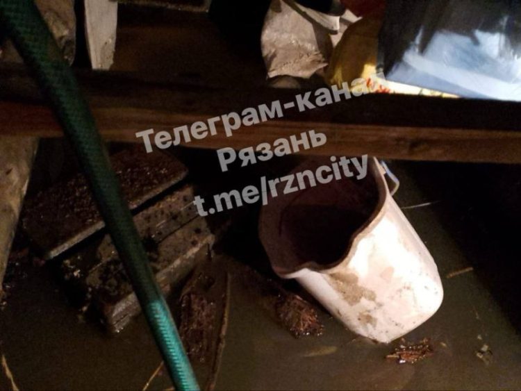 На улице 2-я Прудная прорвало канализацию