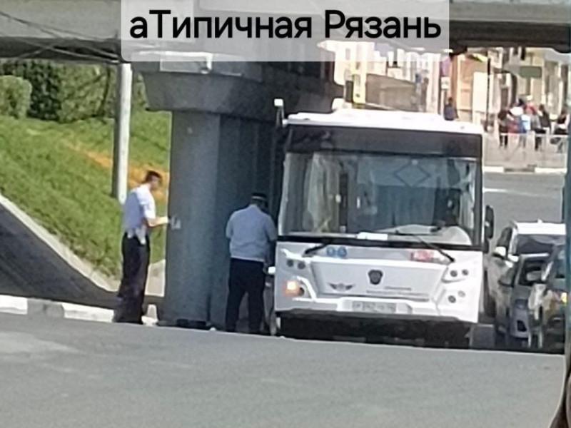 На Московском шоссе столкнулись автобус и мотоцикл