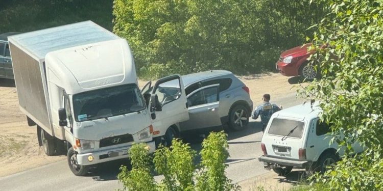 В рязанском Касимове столкнулись грузовик и легковушка