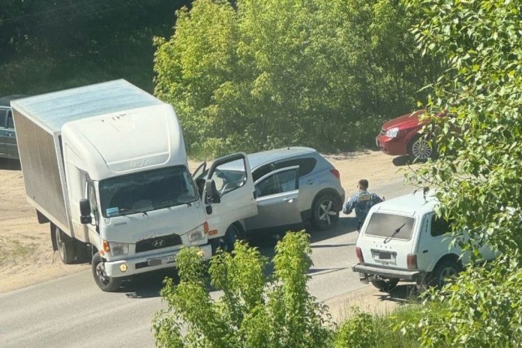 В рязанском Касимове столкнулись грузовик и легковушка