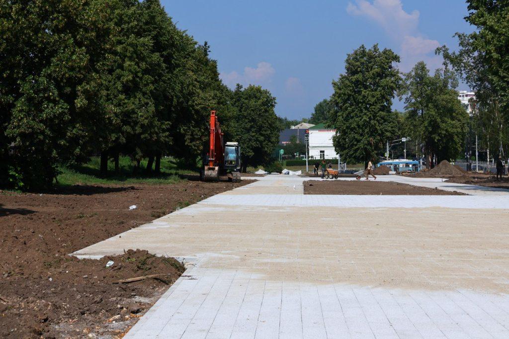 Мэр Рязани Виталий Артемов осмотрел ход работ по возведению стелы "Город трудовой доблести"