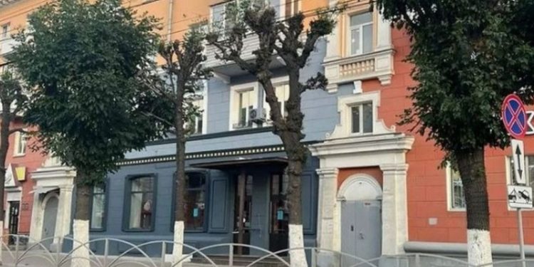 Суд обязал собственника салона красоты перекрасить часть фасада здания в центре Рязани