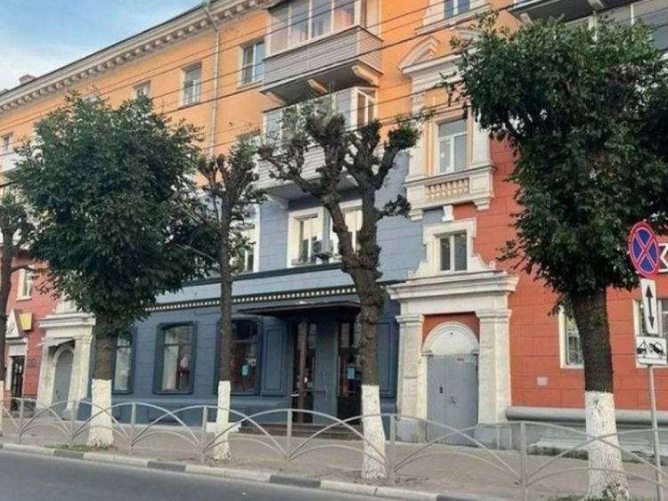 Суд обязал собственника салона красоты перекрасить часть фасада здания в центре Рязани