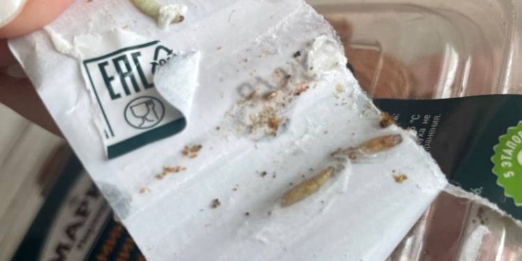 Рязанцы ужаснулись личинкам, найденным в упаковке миндаля