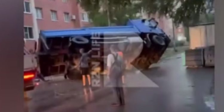 В рязанской Дашково-Песочне перевернулся грузовик