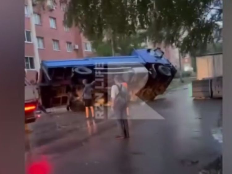 В рязанской Дашково-Песочне перевернулся грузовик