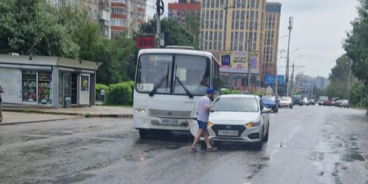 В рязанском Канищеве столкнулись легковой автомобиль и маршрутка №53