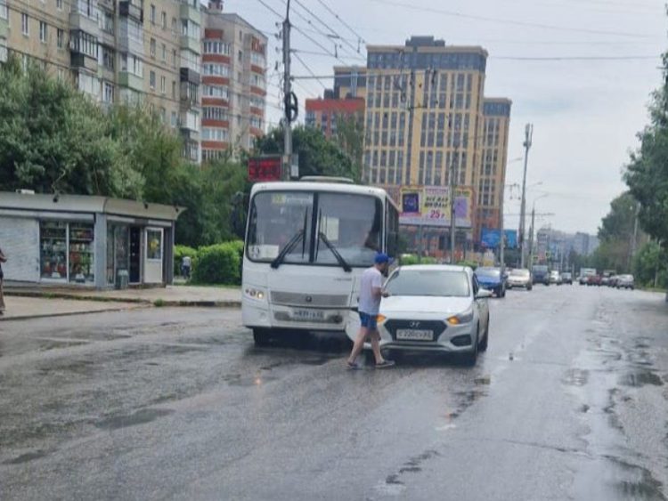 В рязанском Канищеве столкнулись легковой автомобиль и маршрутка №53