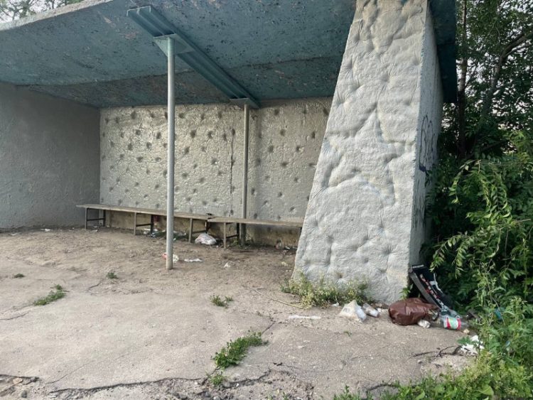 Горожане пожаловались на ужасное состояние остановки в рязанском Лесопарке